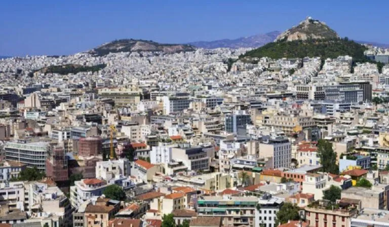 Χέρι συμπληρώνει φορολογική δήλωση για επιστροφή ενοικίου