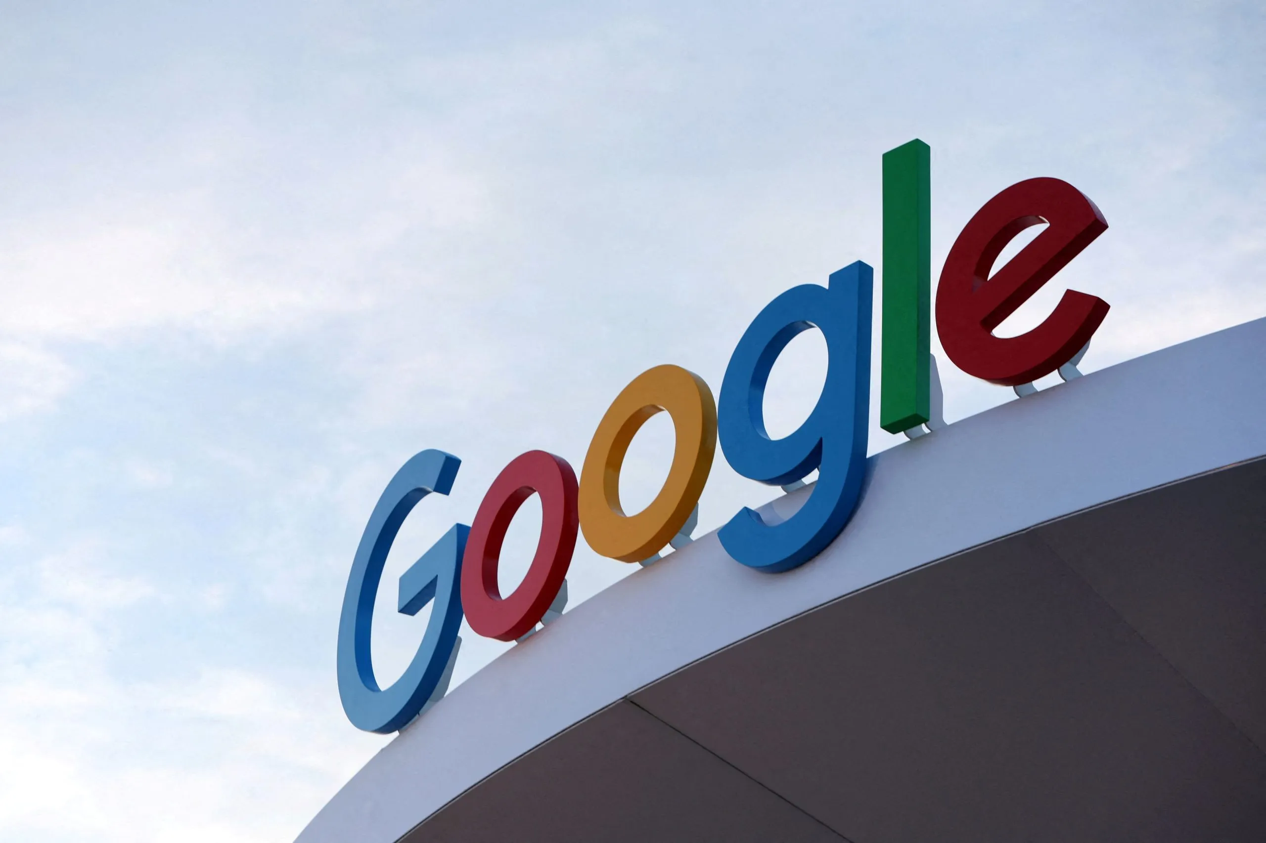 Λογότυπο Google και σύμβολο εντοπισμού τοποθεσίας GPS