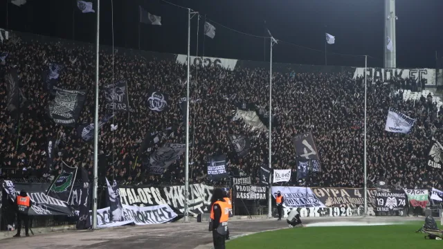 Οπαδοί ΠΑΟΚ Θύρα 4 σε γήπεδο με πανό