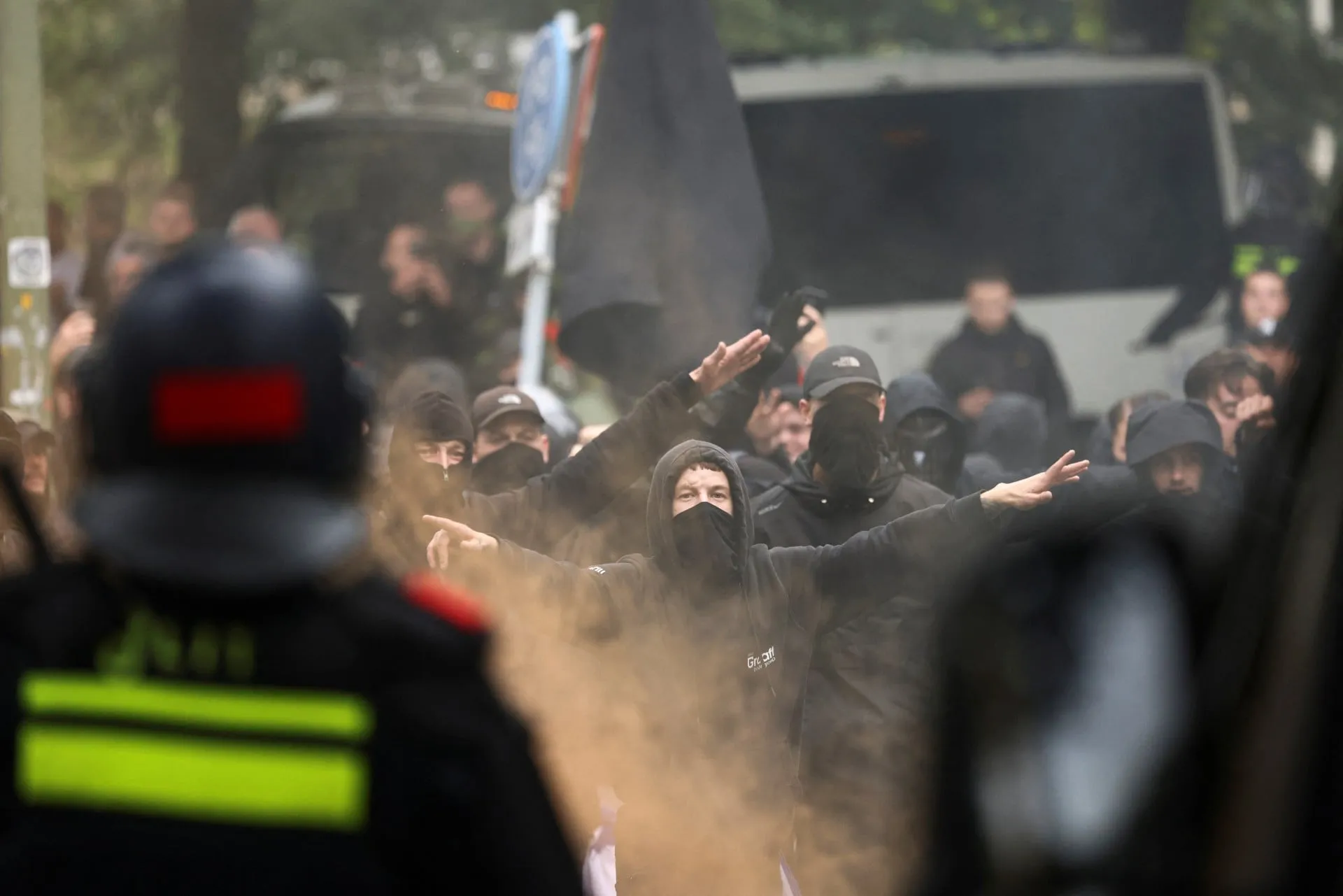 Αστυνομικοί συγκρούονται με ακροδεξιούς διαδηλωτές στη Χάγη
