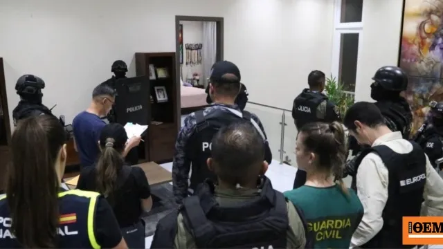 Αστυνομικοί κατά τη επιχείρηση κατά κυκλώματος κοκαΐνης στον Ισημερινό