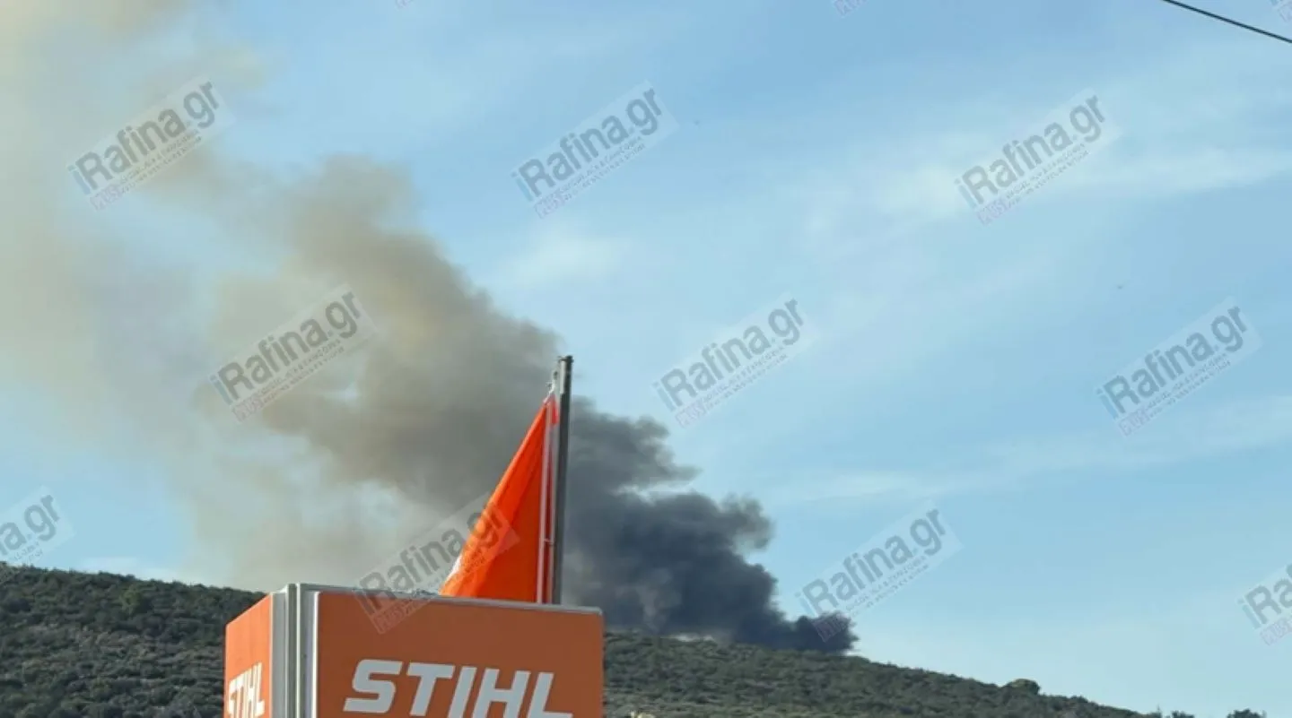 Πυκνός καπνός από φωτιά σε αποθήκες Πολεμικού Ναυτικού Μαραθώνας