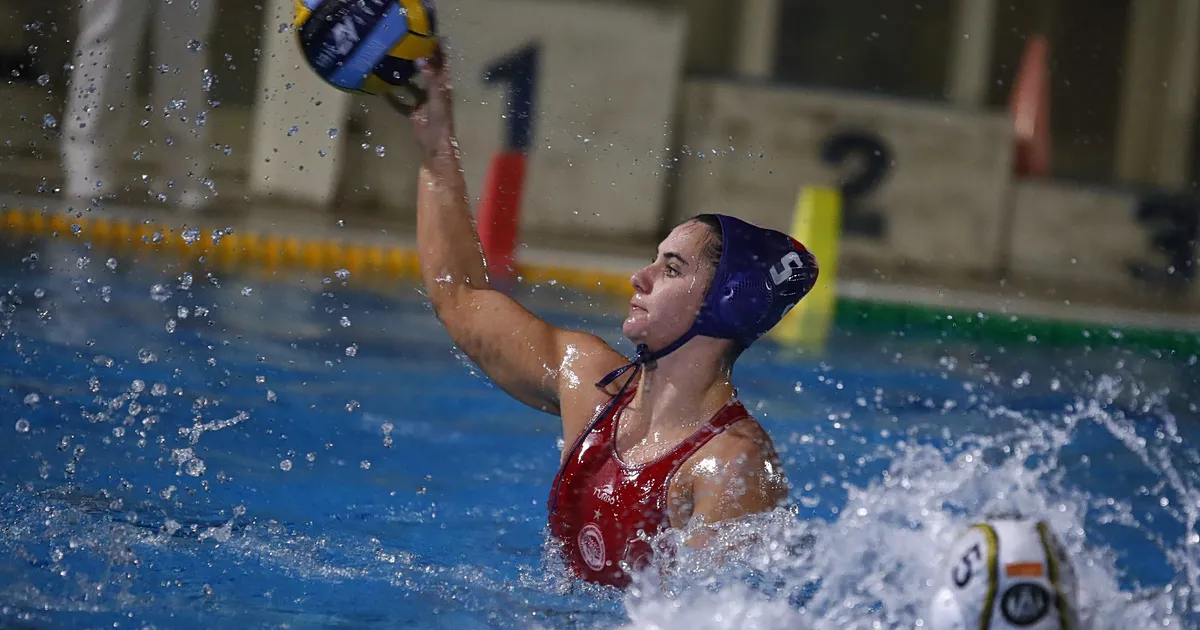 Παίκτριες του Ολυμπιακού πόλο σε αγώνα Water Polo League