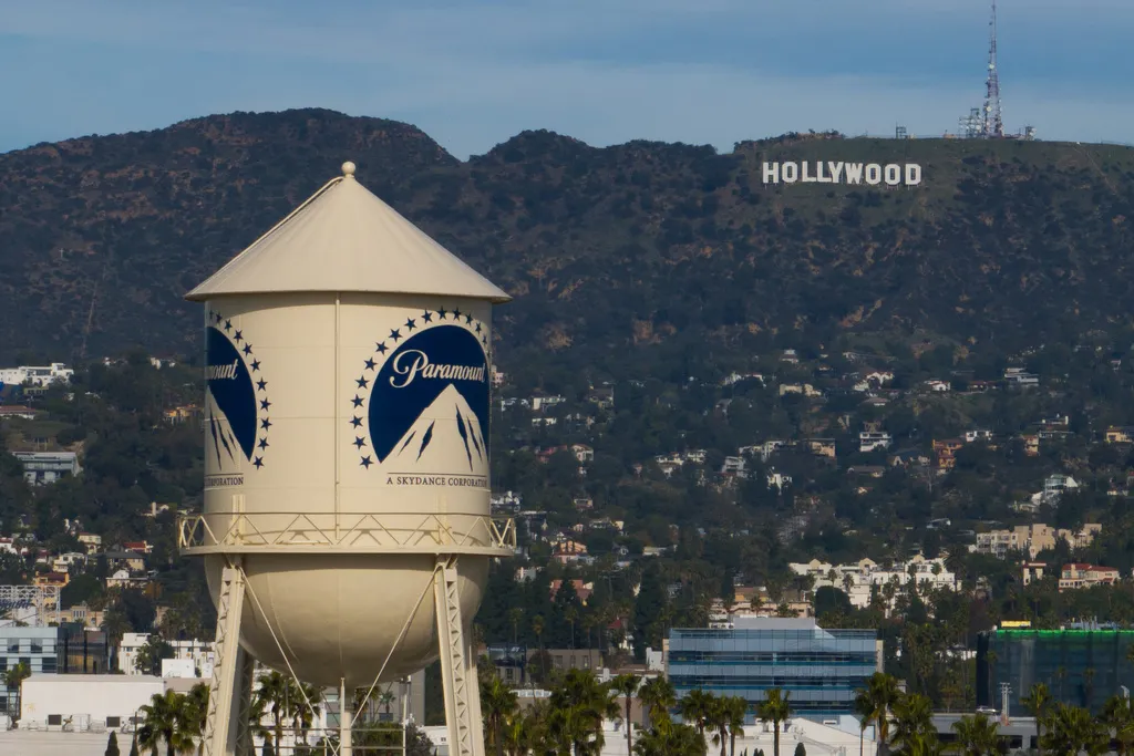 Τα λογότυπα Paramount και Warner Bros μετά την εξαγορά
