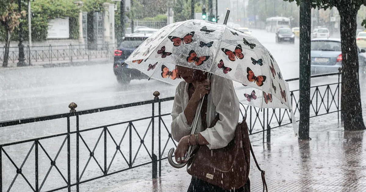 Σύννεφα καταιγίδας πάνω από ελληνική πόλη