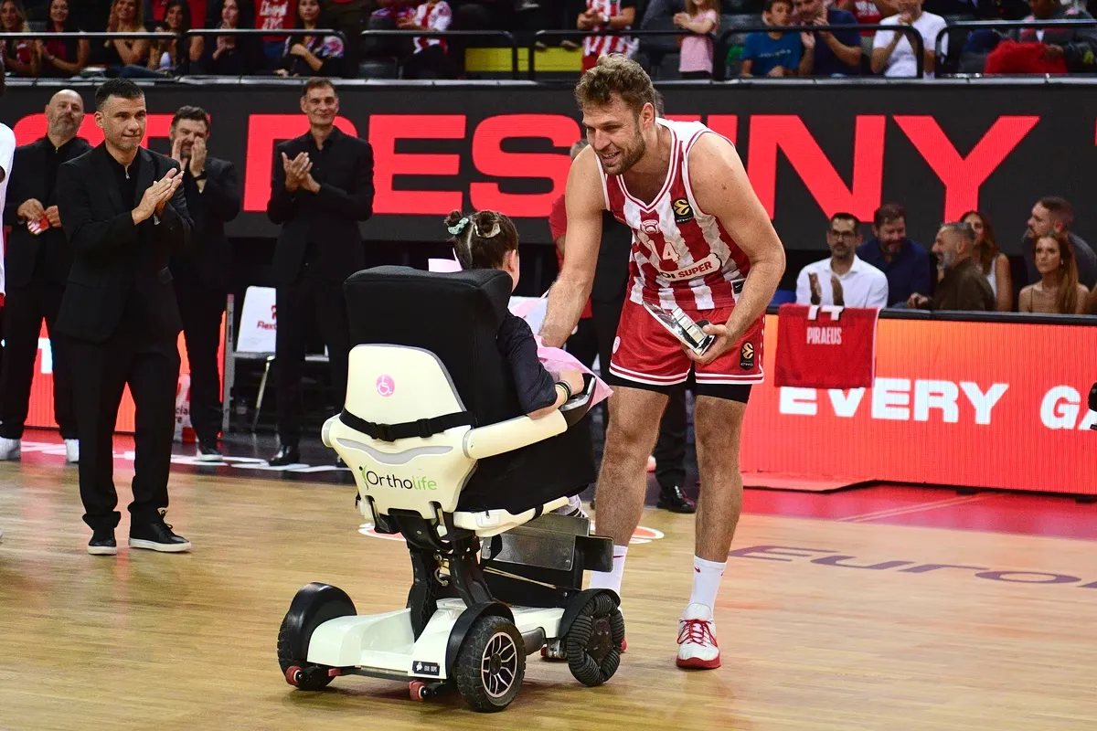 Μπάλα μπάσκετ σε γήπεδο Euroleague