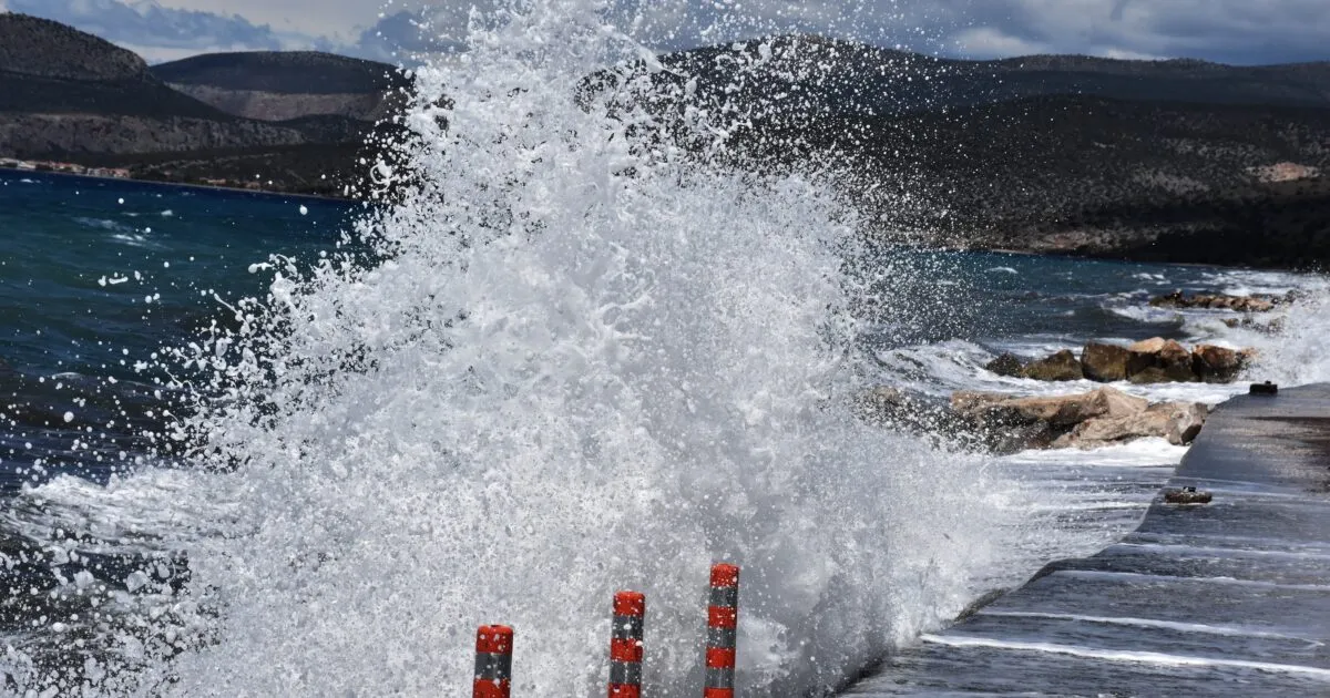 Πλοίο δεμένο στο λιμάνι λόγω κακοκαιρίας