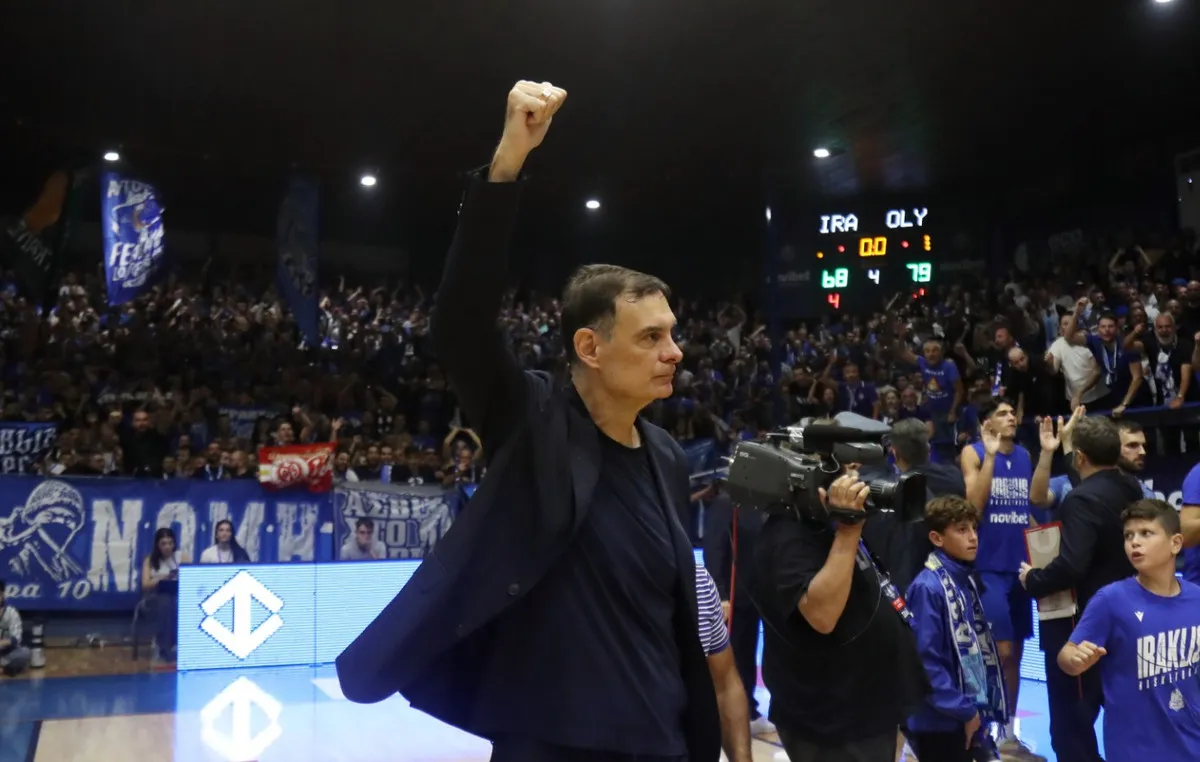 Ο Μπαρτζώκας δίνει οδηγίες στον πάγκο του Ολυμπιακού
