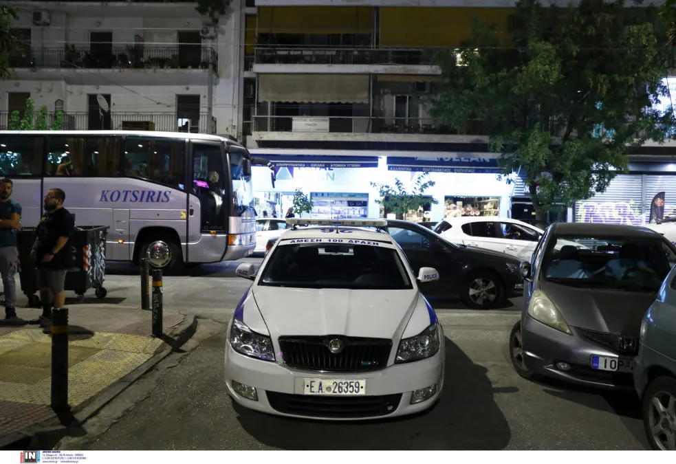 Αστυνομικοί σε αποκλεισμένο δρόμο στο κέντρο της Αθήνας