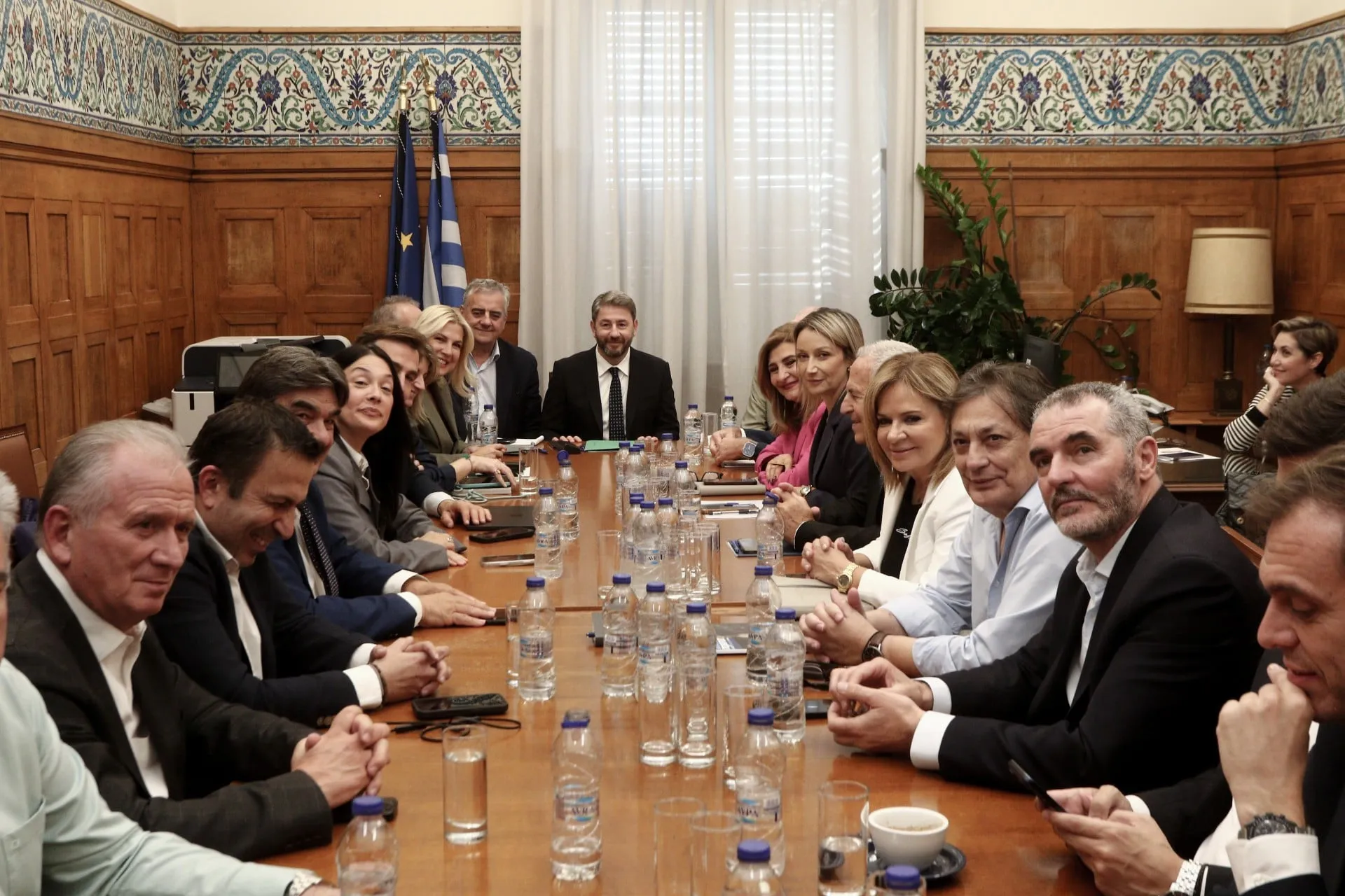 Ο Νίκος Ανδρουλάκης μιλάει σε βουλευτές ΠΑΣΟΚ