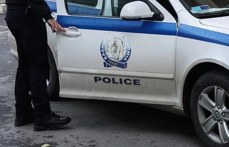 Αστυνομικό αυτοκίνητο έξω από σπίτι στο Λαύριο