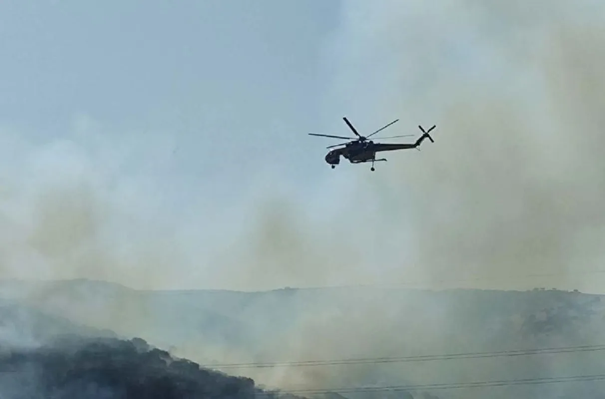 Πυροσβεστικό ελικόπτερο επιχειρεί σε πυρκαγιά βλάστησης
