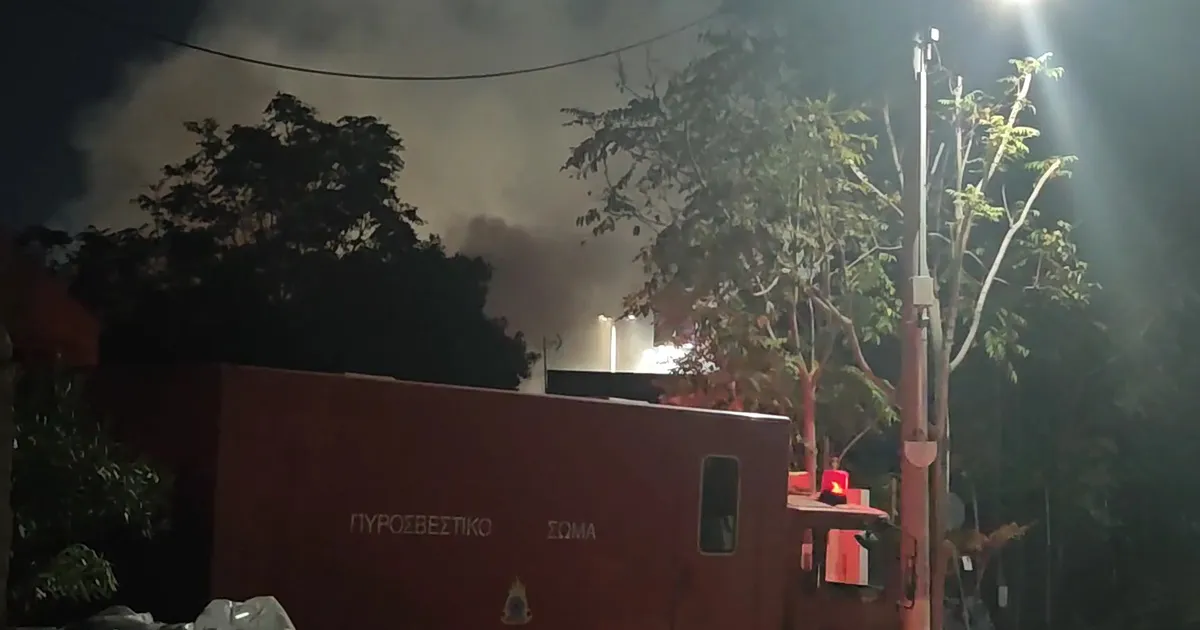 Πυροσβέστες κατασβήνουν φωτιά σε βαφείο ρούχων στο Αιγάλεω