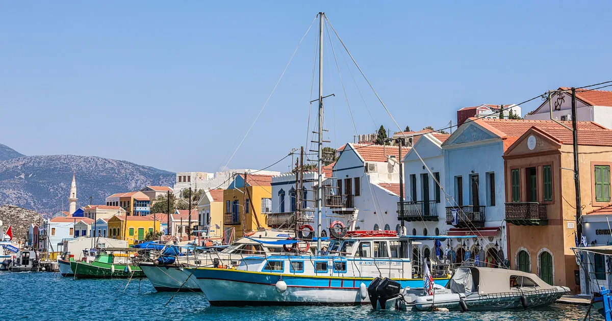 Αλιευτικό σκάφος στο λιμάνι με δίχτυα