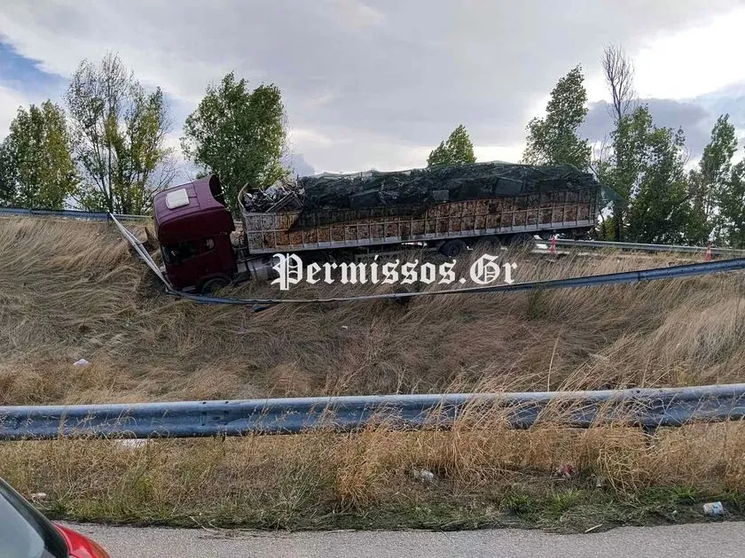 Νταλίκα κρεμασμένη από γέφυρα στη Βοιωτία