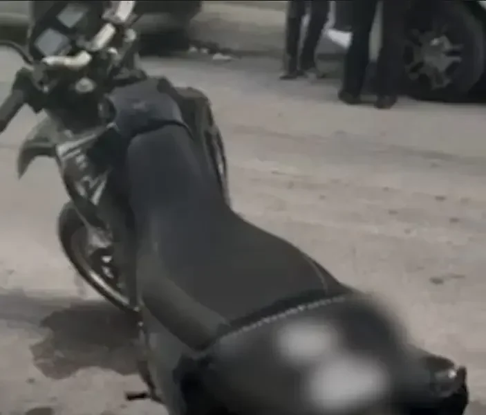 Αστυνομικοί συλλαμβάνουν οδηγό μοτοσυκλέτας στο Καματερό