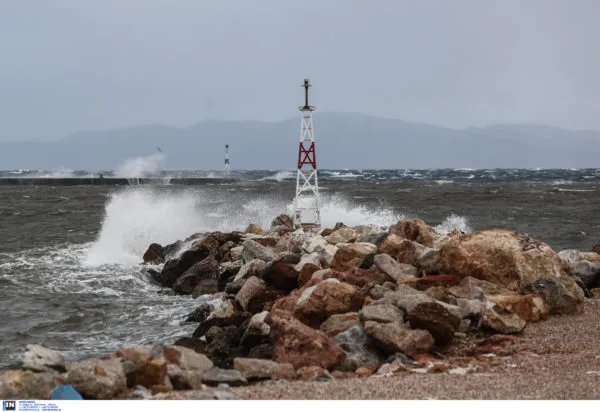 Πλοίο δεμένο στο λιμάνι λόγω κακοκαιρίας