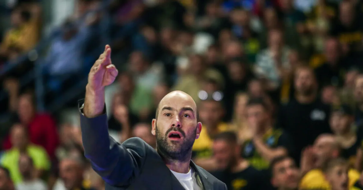 Ο Βασίλης Σπανούλης δίνει οδηγίες στον πάγκο του Άρη