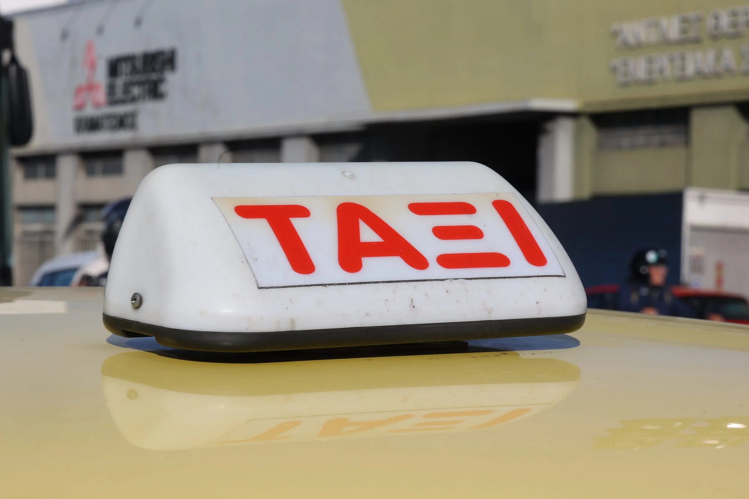 Ταξί σταματημένο σε δρόμο τη νύχτα