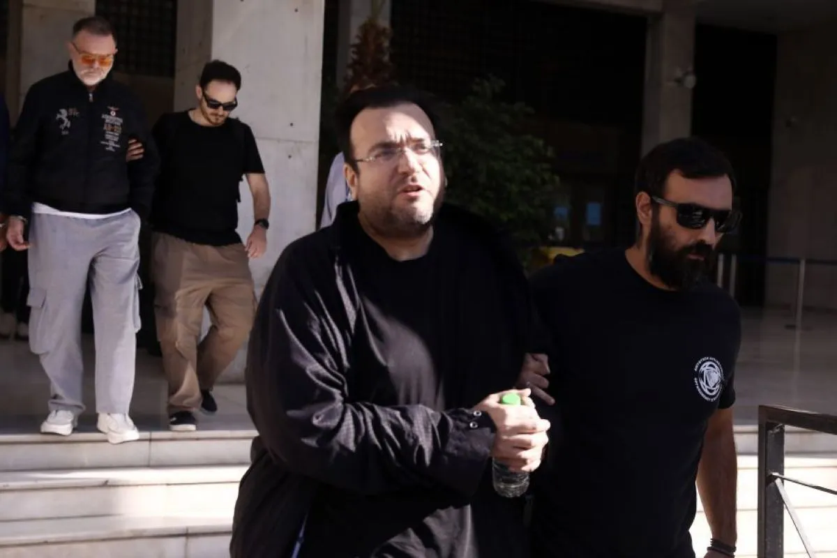 Ο Φίλιππος Καμπούρης με χειροπέδες συνοδεία αστυνομικών