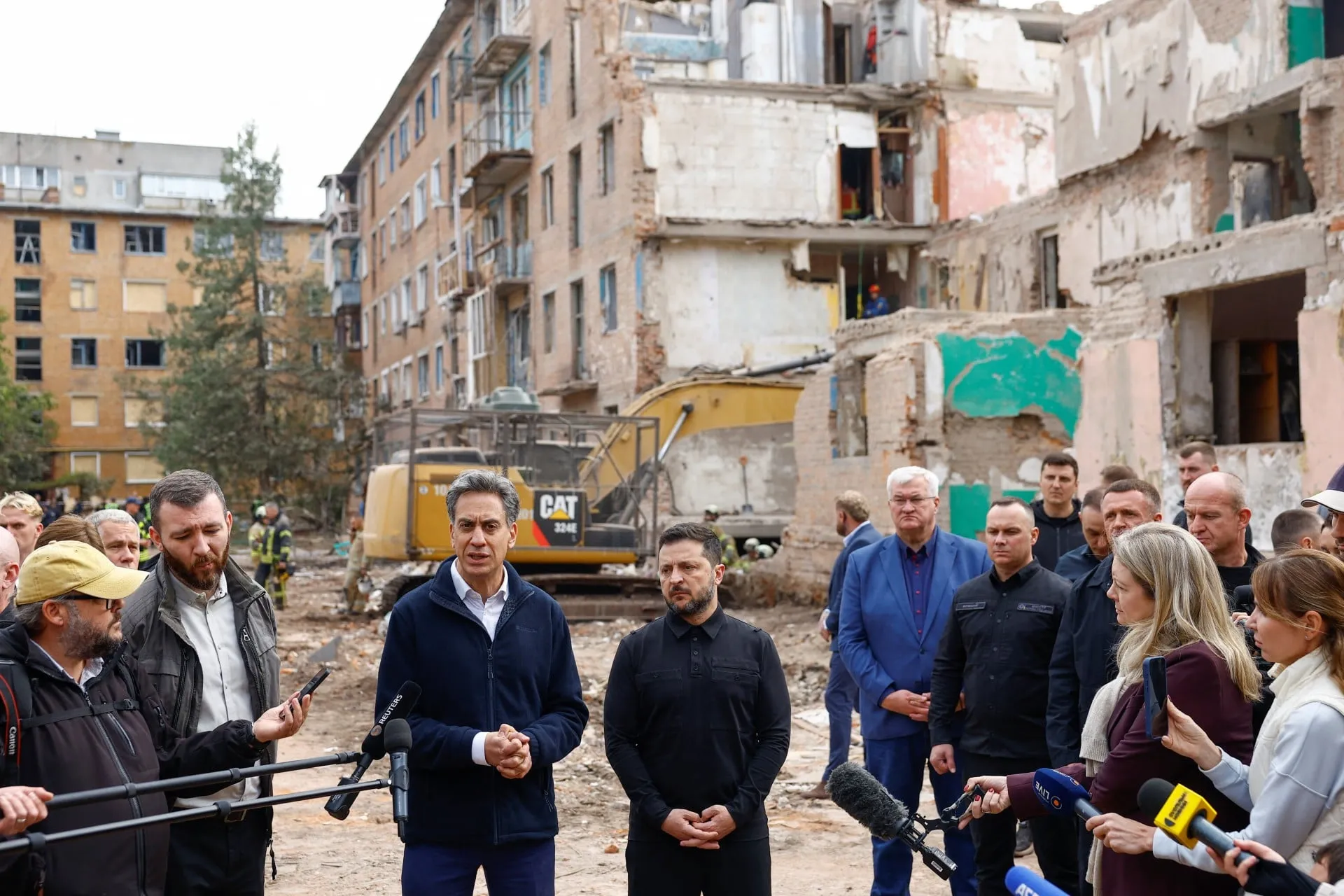 Κατεστραμμένα λεωφορεία μετά το ρωσικό πλήγμα στο Κραματόρσκ