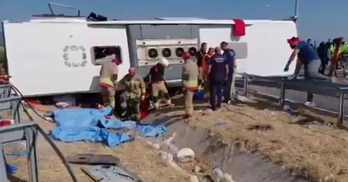 Ανατραμμένο λεωφορείο μετά από τροχαίο δυστύχημα στην Τουρκία
