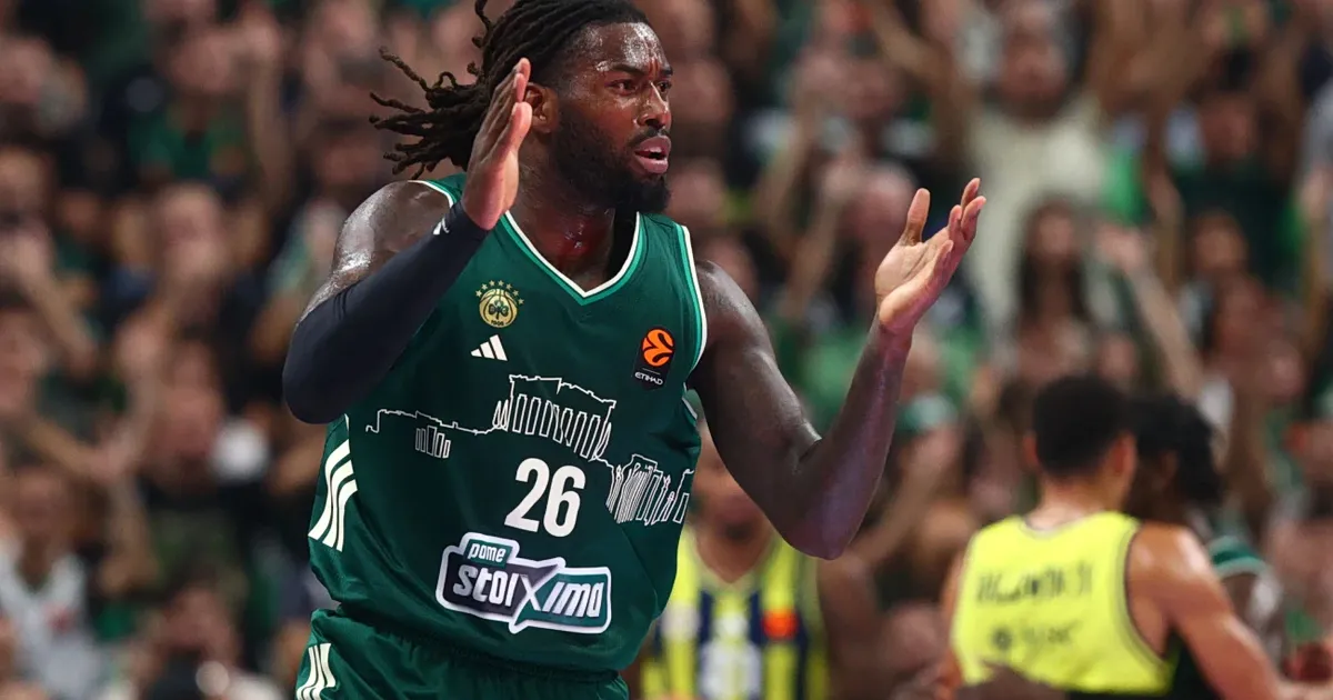 Ο Ματίας Λεσόρ πανηγυρίζει ως MVP της Euroleague
