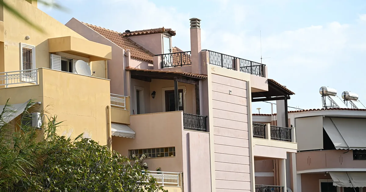Αστυνομικό αυτοκίνητο έξω από σπίτι στο Λαύριο