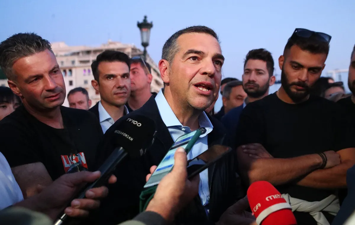 Ο Αλέξης Τσίπρας μιλά με αλιείς στη Θεσσαλονίκη