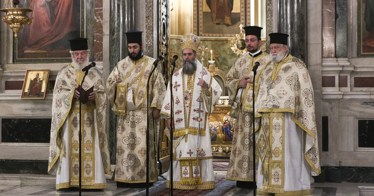 Λιτάνευση Αγίου Διονυσίου στο Κολωνάκι με πλήθος πιστών