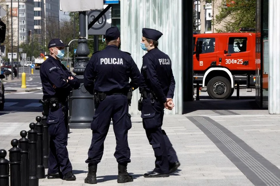 Αστυνομία έξω από σχολείο στην Πολωνία