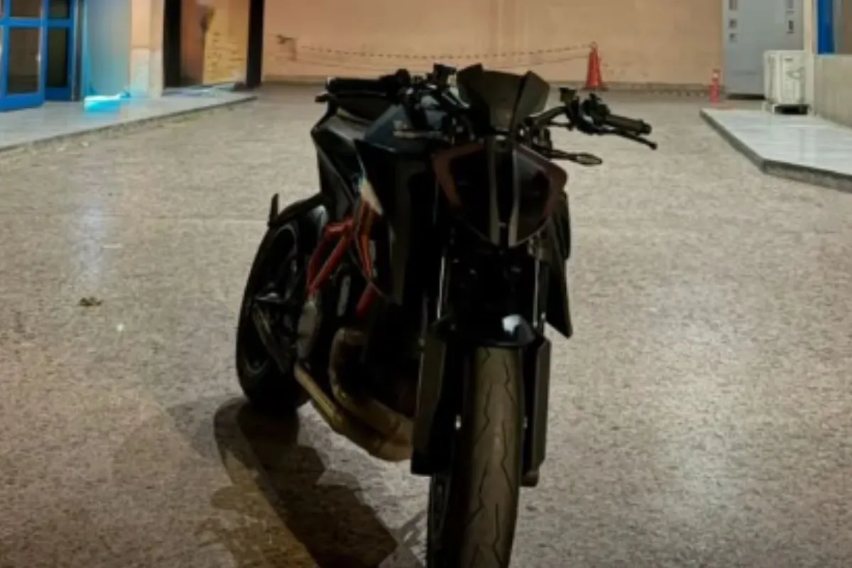 Μοτοσικλέτα μεγάλου κυβισμού σε δρόμο της Αττικής