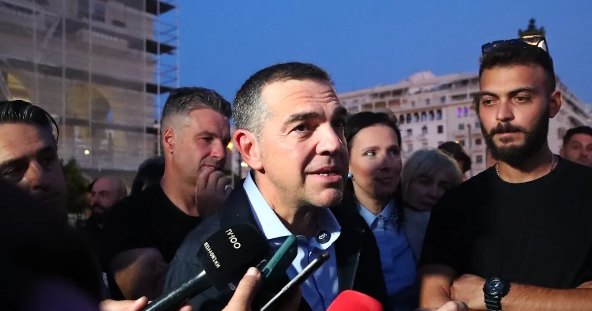 Ο Αλέξης Τσίπρας μιλά σε μεταφορείς στον Βοτανικό
