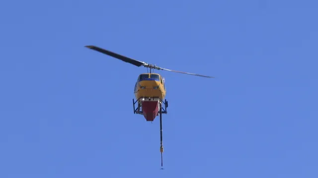 Πυροσβεστικό ελικόπτερο επιχειρεί σε πυρκαγιά βλάστησης