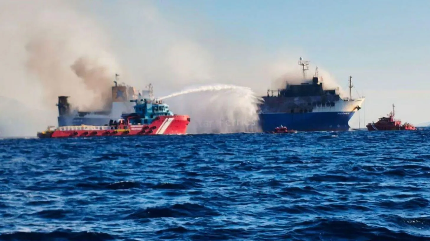 Το πλοίο Blue Carrier 2 ανοικτά της Τήνου μετά την πυρκαγιά