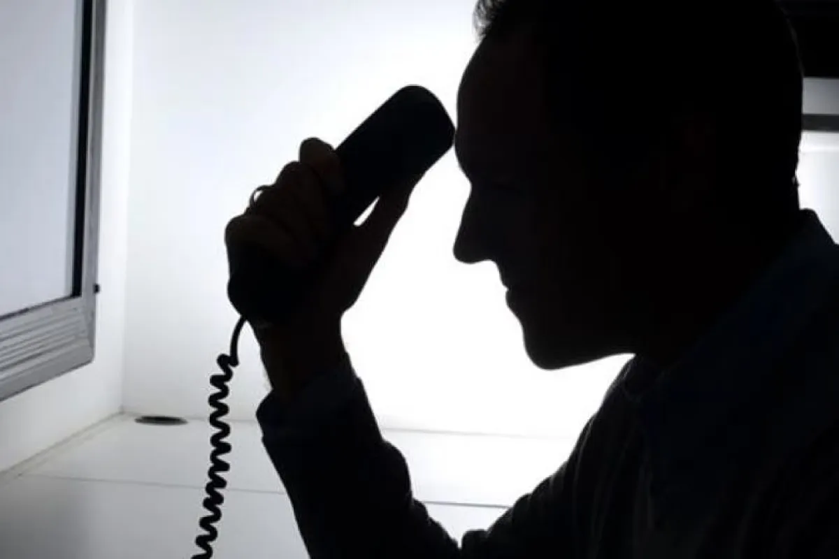 Ηλικιωμένη γυναίκα μιλάει στο τηλέφωνο ανήσυχη