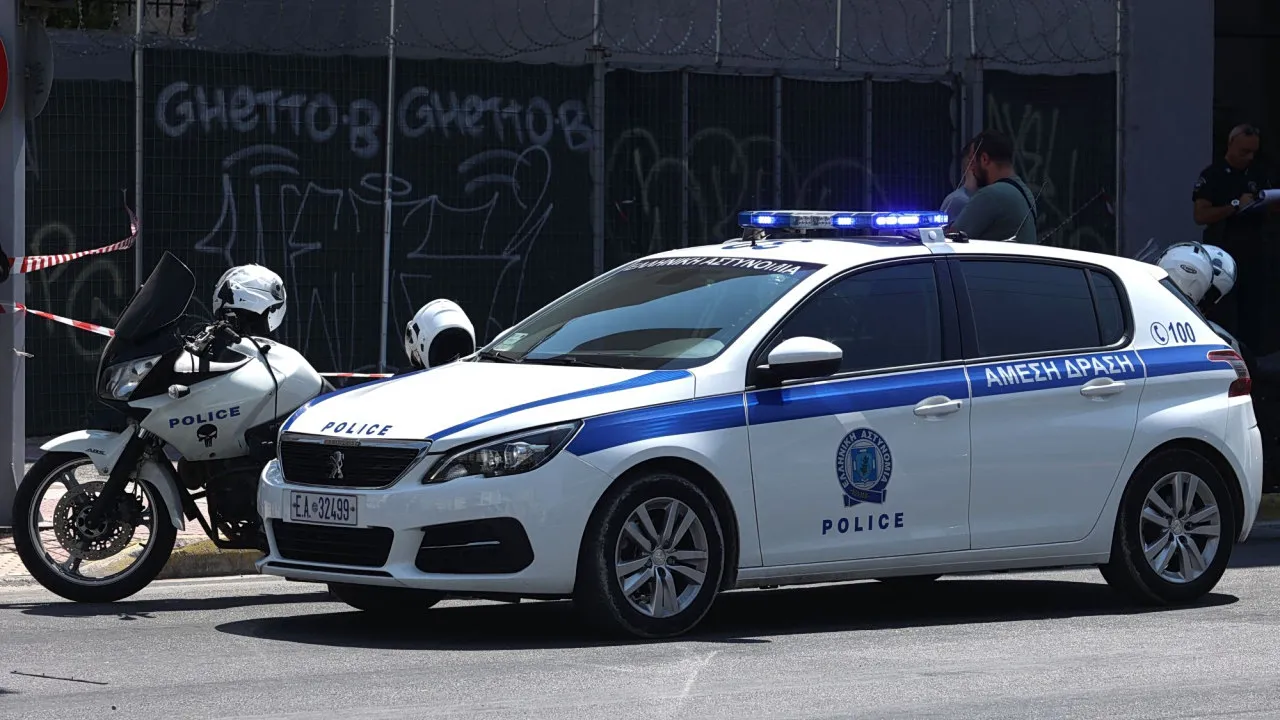 Αστυνομικοί έξω από πολυκατοικία στο Παγκράτι