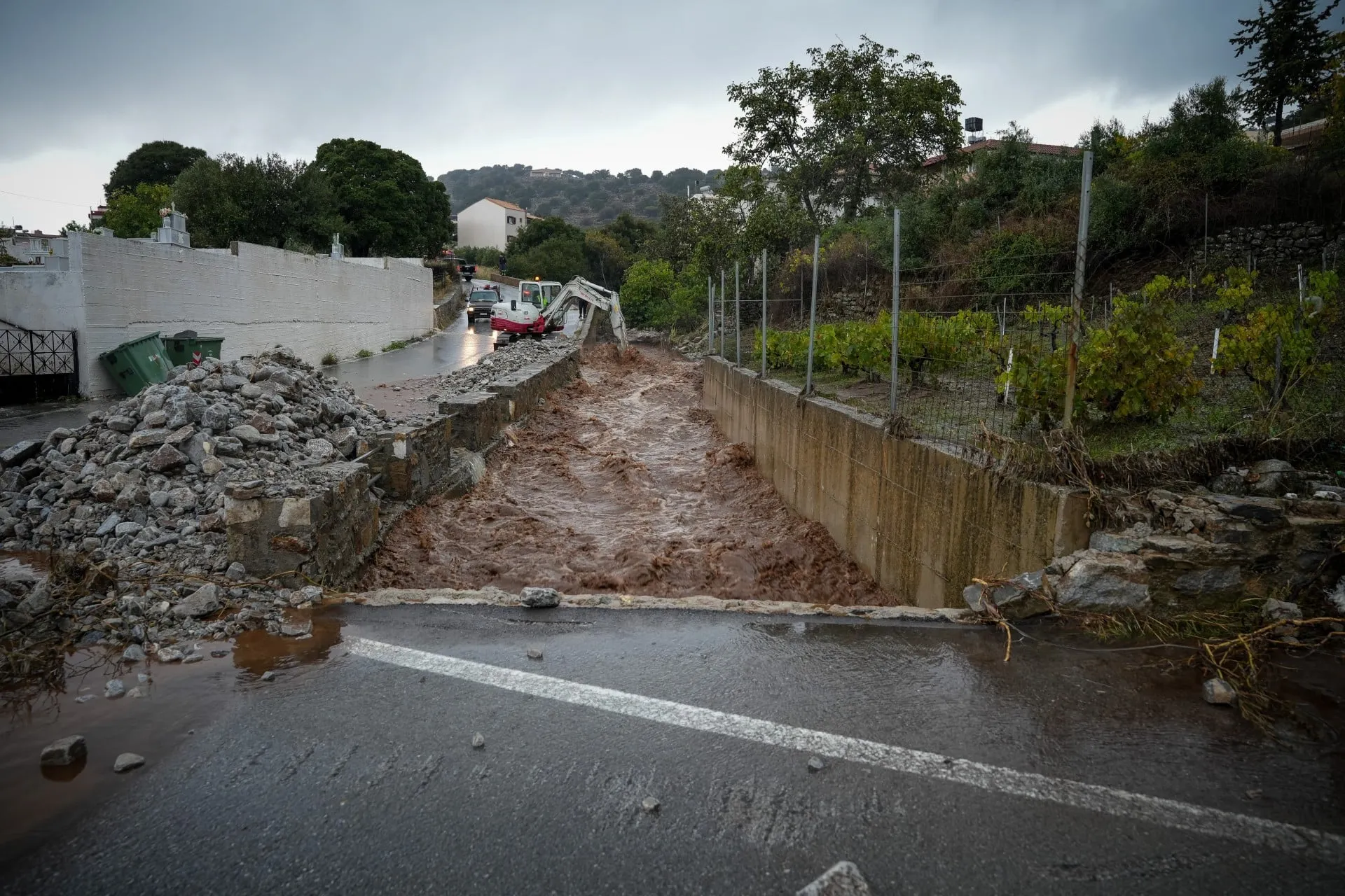 Πλωτό σκάφος απεγκλωβίζει τουρίστες στην Ιεράπετρα