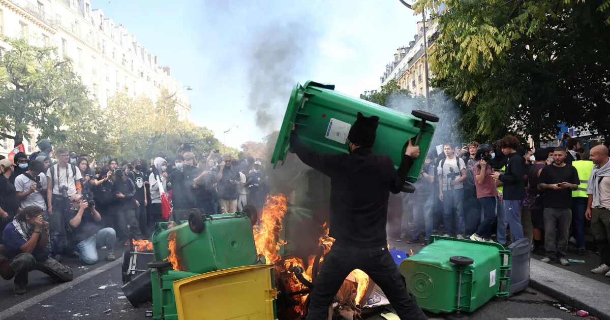 Μαθητές διαδηλώνουν στους δρόμους του Παρισιού