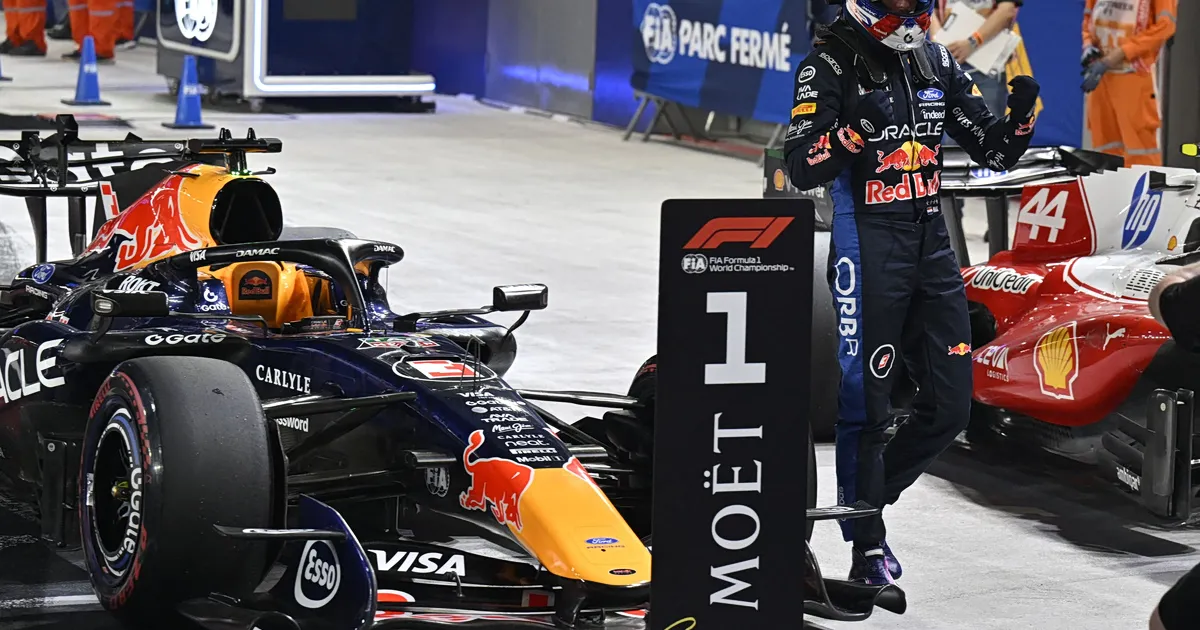 Ο Μαξ Φερστάπεν πανηγυρίζει την pole position στη Σιγκαπούρη