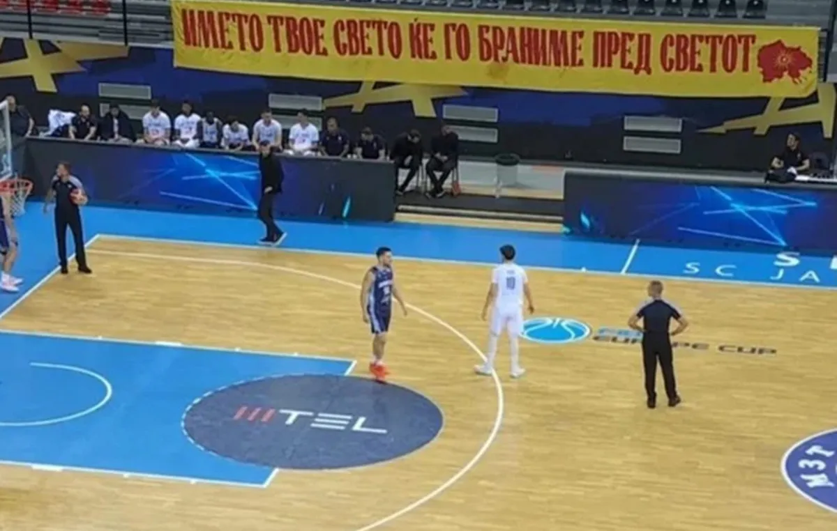 Πανό με χάρτη Μεγάλης Μακεδονίας σε αγώνα μπάσκετ Σκόπια
