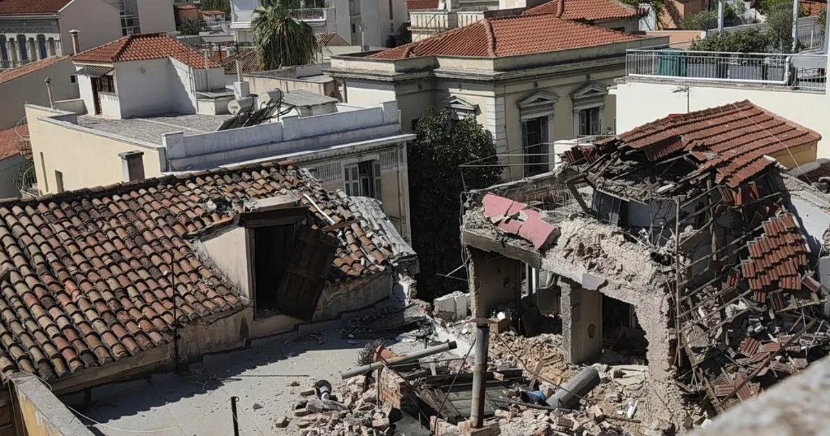 Το κατεστραμμένο κτίριο στην Πλάκα μετά την έκρηξη