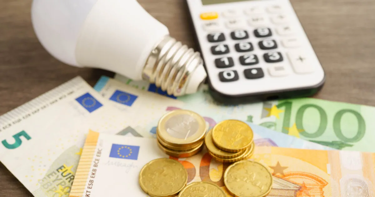 Λογαριασμός ΔΕΗ και τραπεζική κάρτα σε γραφείο