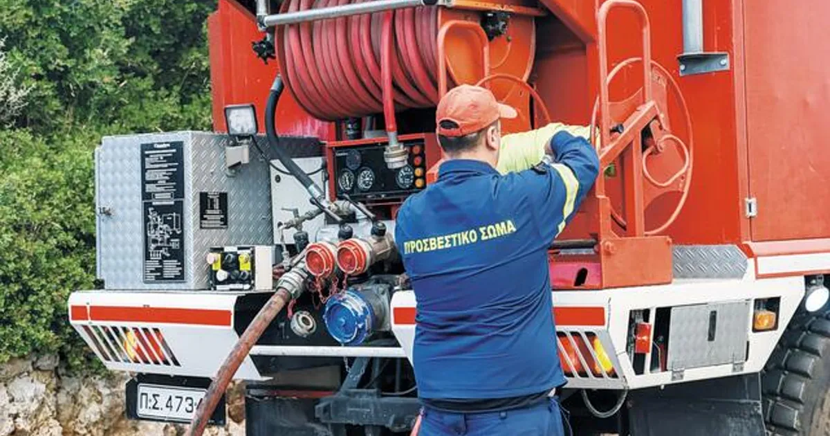 Πυροσβέστες επιχειρούν σε φωτιά πολυκατοικίας στη Νίκαια