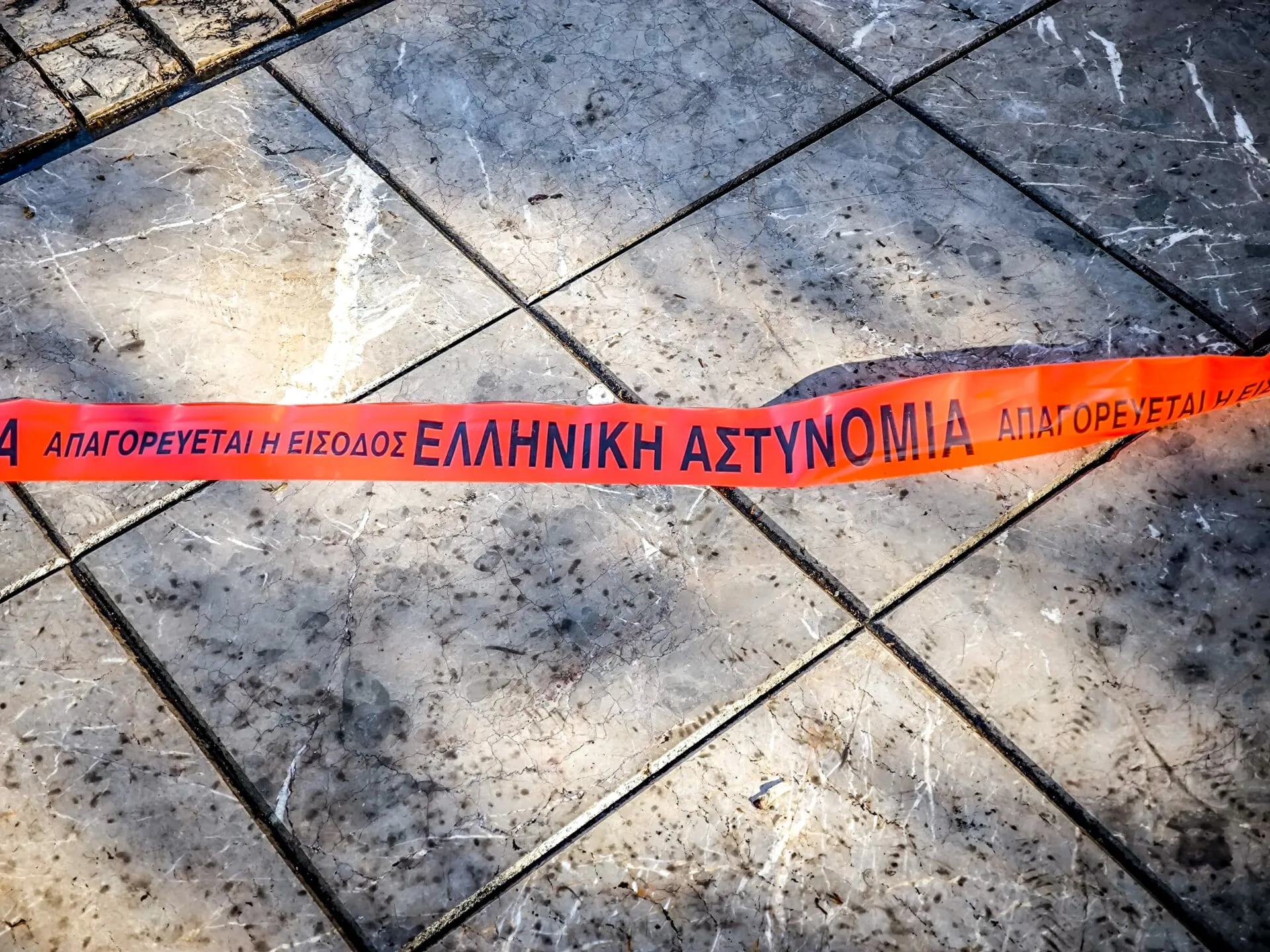 Αστυνομικοί της ΕΛ.ΑΣ. σε επιχείρηση σύλληψης στο κέντρο της Αθήνας