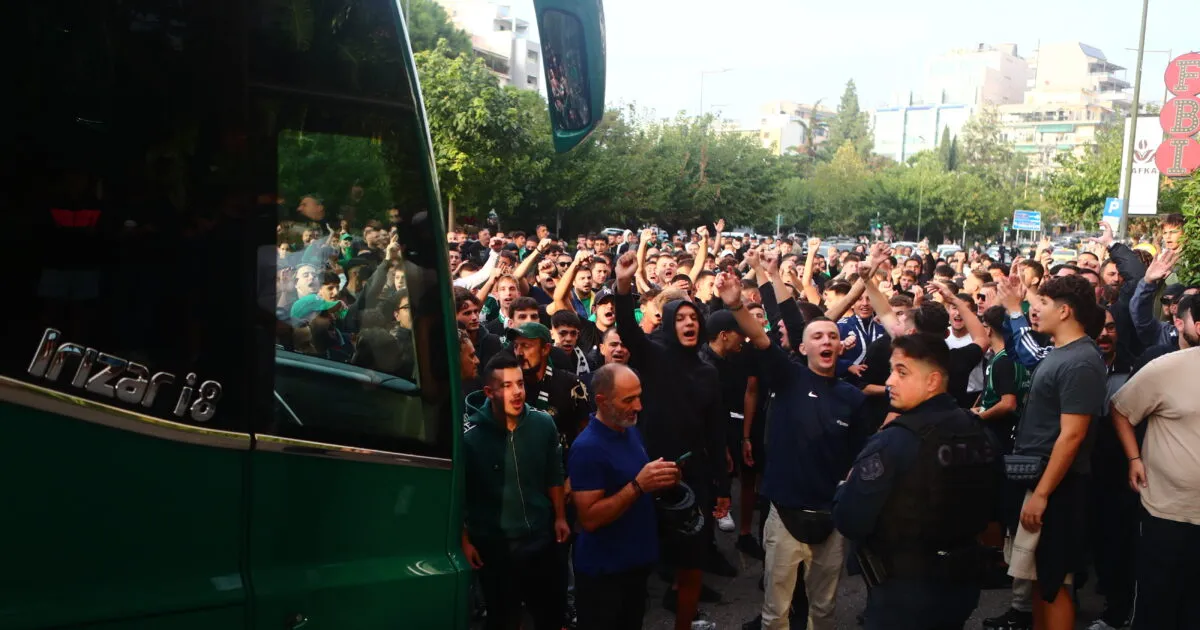 Οπαδοί Παναθηναϊκού έξω από ξενοδοχείο πριν το ντέρμπι