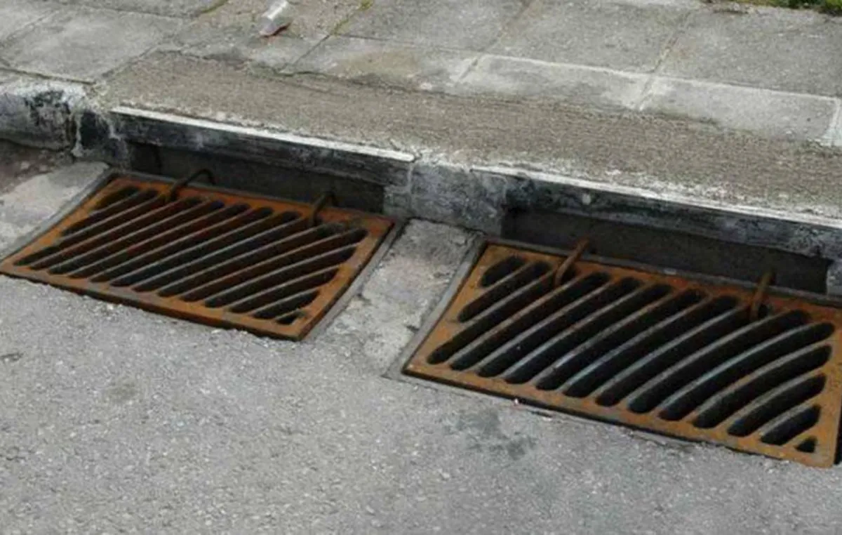Αστυνομικοί κατάσχουν κλεμμένα καλύμματα φρεατίων σε επιχείρηση scrap