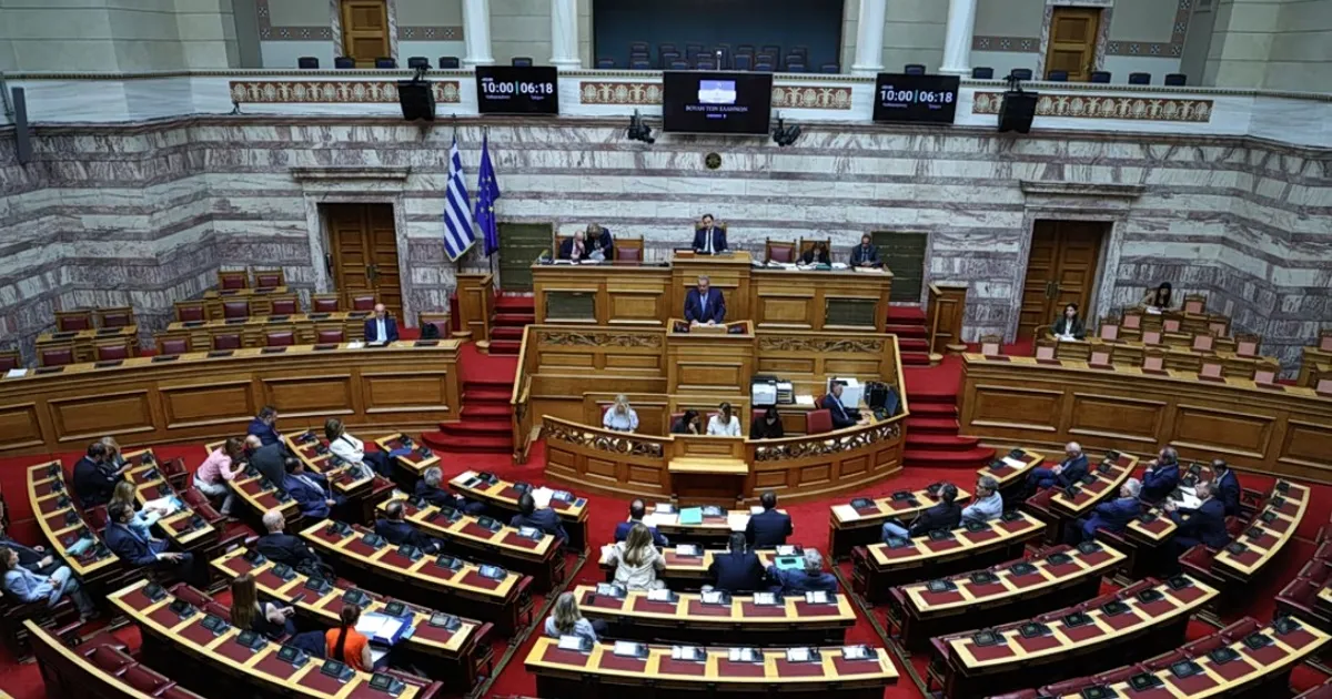 Έφηβος κρατάει κινητό με εφαρμογές social media