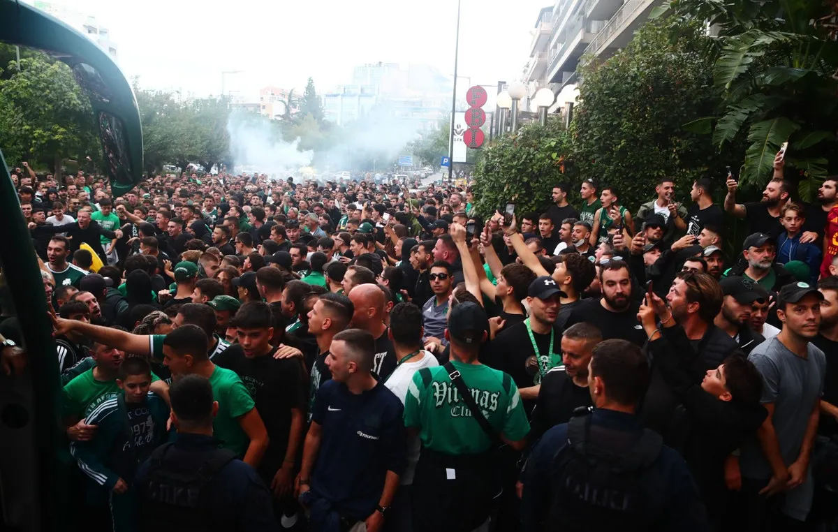 Οπαδοί Παναθηναϊκού έξω από ξενοδοχείο πριν το ντέρμπι