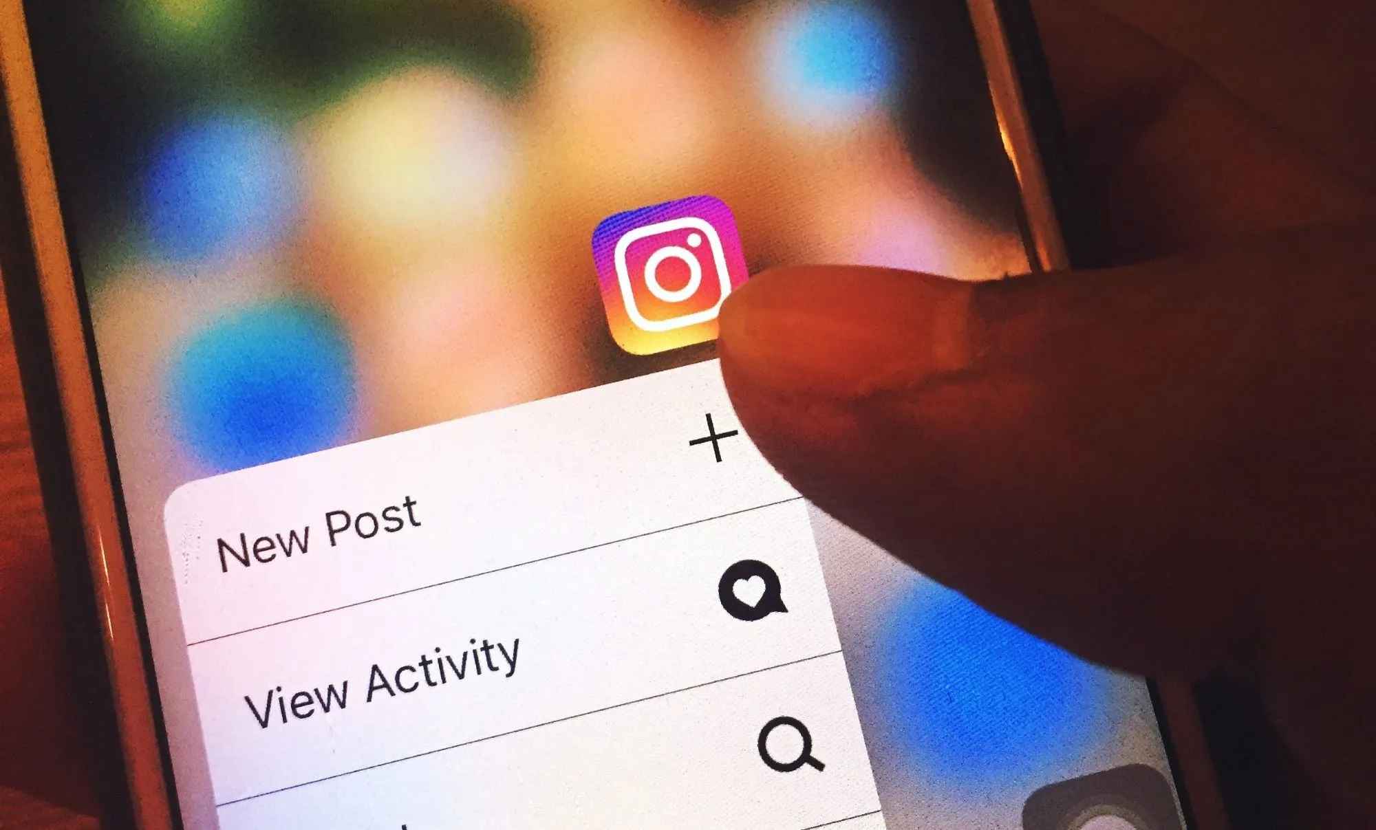 Έφηβος κρατάει κινητό με εφαρμογές social media